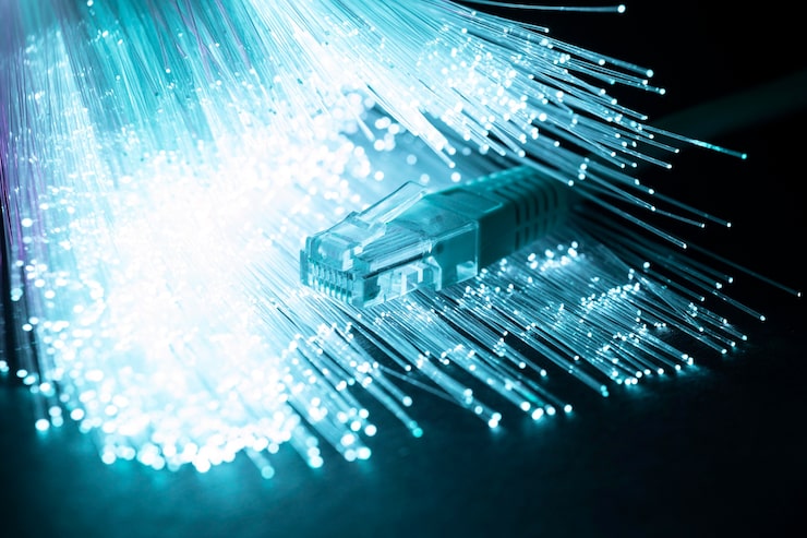 Ce avantaje oferă utilizarea fibrei optice în rețelele de date