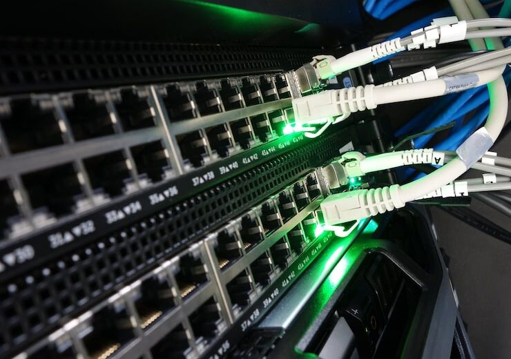 Cum se asigură redundanța în rețelele de date pentru a evita întreruperile