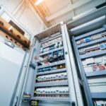 Cum se realizează o instalație electrică pentru o clădire de birouri moderne